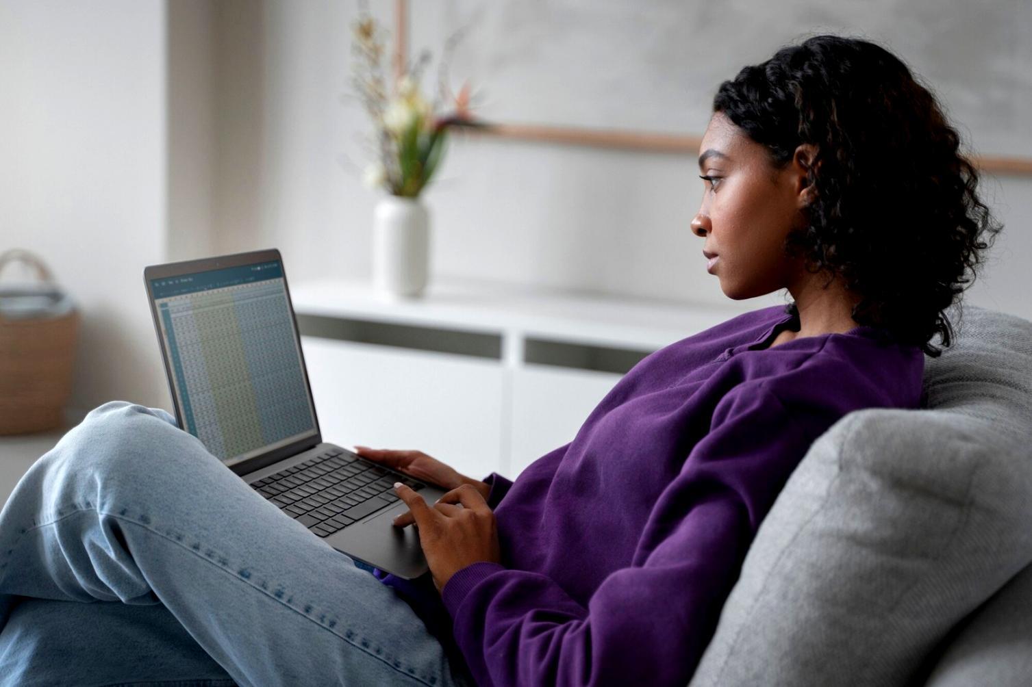 Teilnehmer beim Arbeiten an Finanzanalysen und Liquiditätsplänen